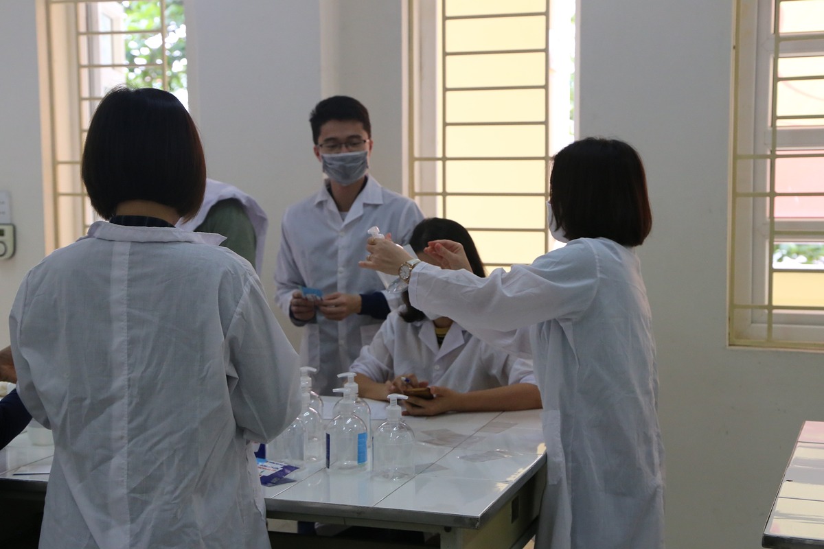 Các thầy cô thảo luận, tính toán trong việc pha chế dung dịch theo đúng công thức chuẩn của WHO 